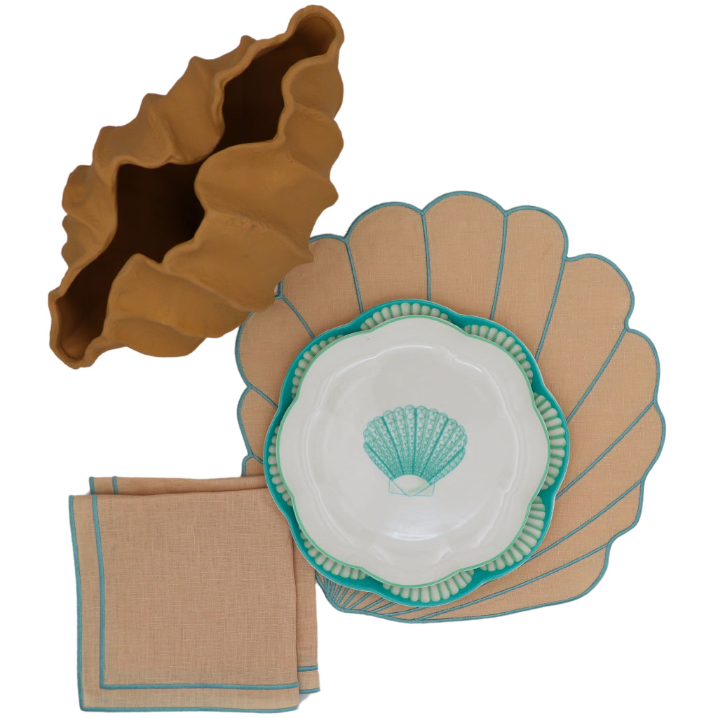 Sirene Shell Vase styled on a luxury dinner table setting - Ro'Table NYC