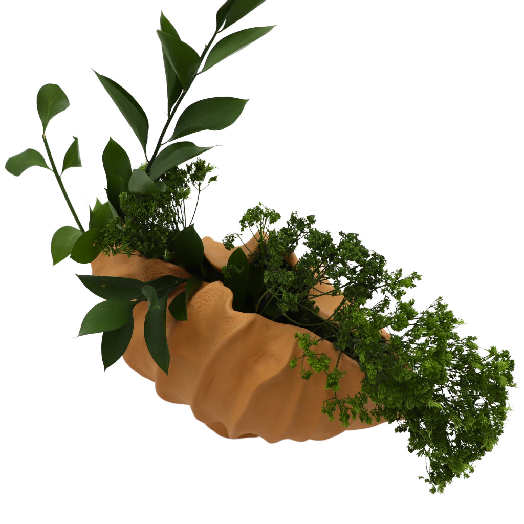 Sirene Shell Vase in a warm dinner party setting with candles and flowers - Ro'Table NYC